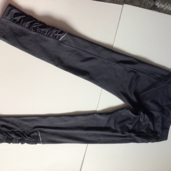 Mondetta Dark Grey Yoga Pants with Ruched Leg Detail size Medium - Picture 3 of 6